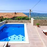Luciana Villa *